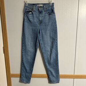 Levi’s High Waisted Mom Jeans in Blue Size 25
